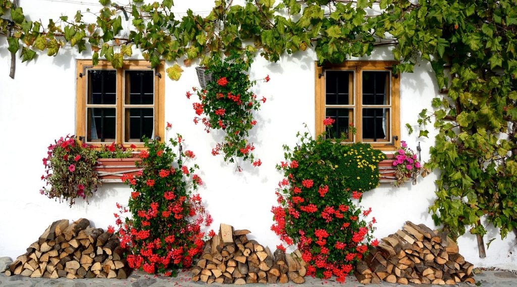 How to decorate the facades of houses