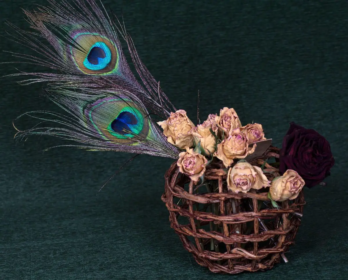 How to decorate a wicker basket with dried flowers