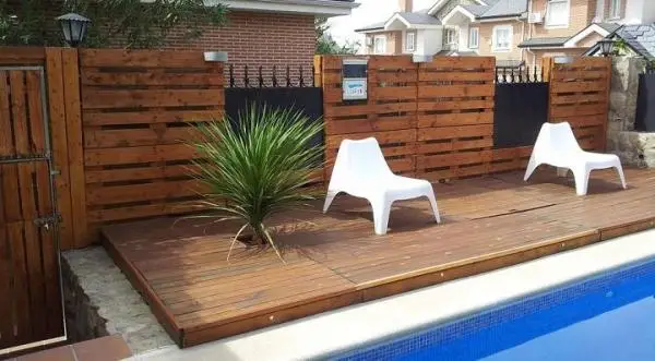 Decorate the garden with wooden pallets