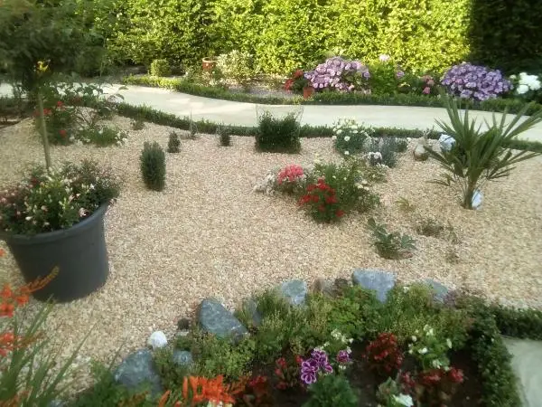 How to build a gravel path in the garden