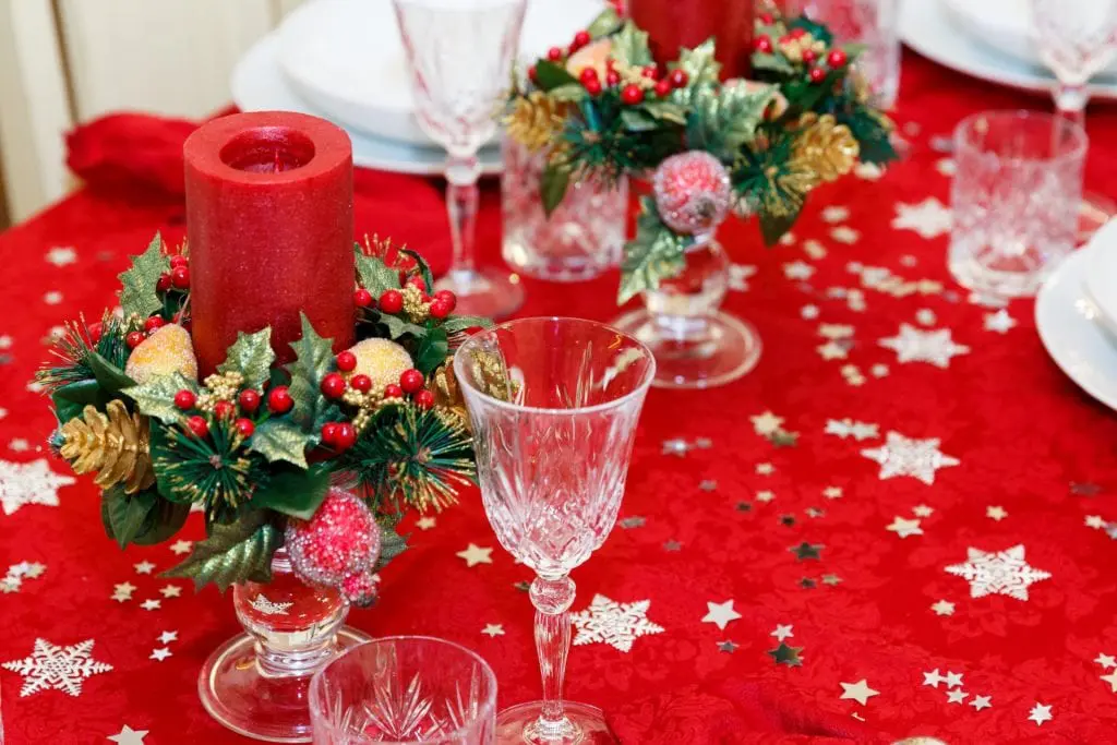 How to decorate with Christmas centers?
