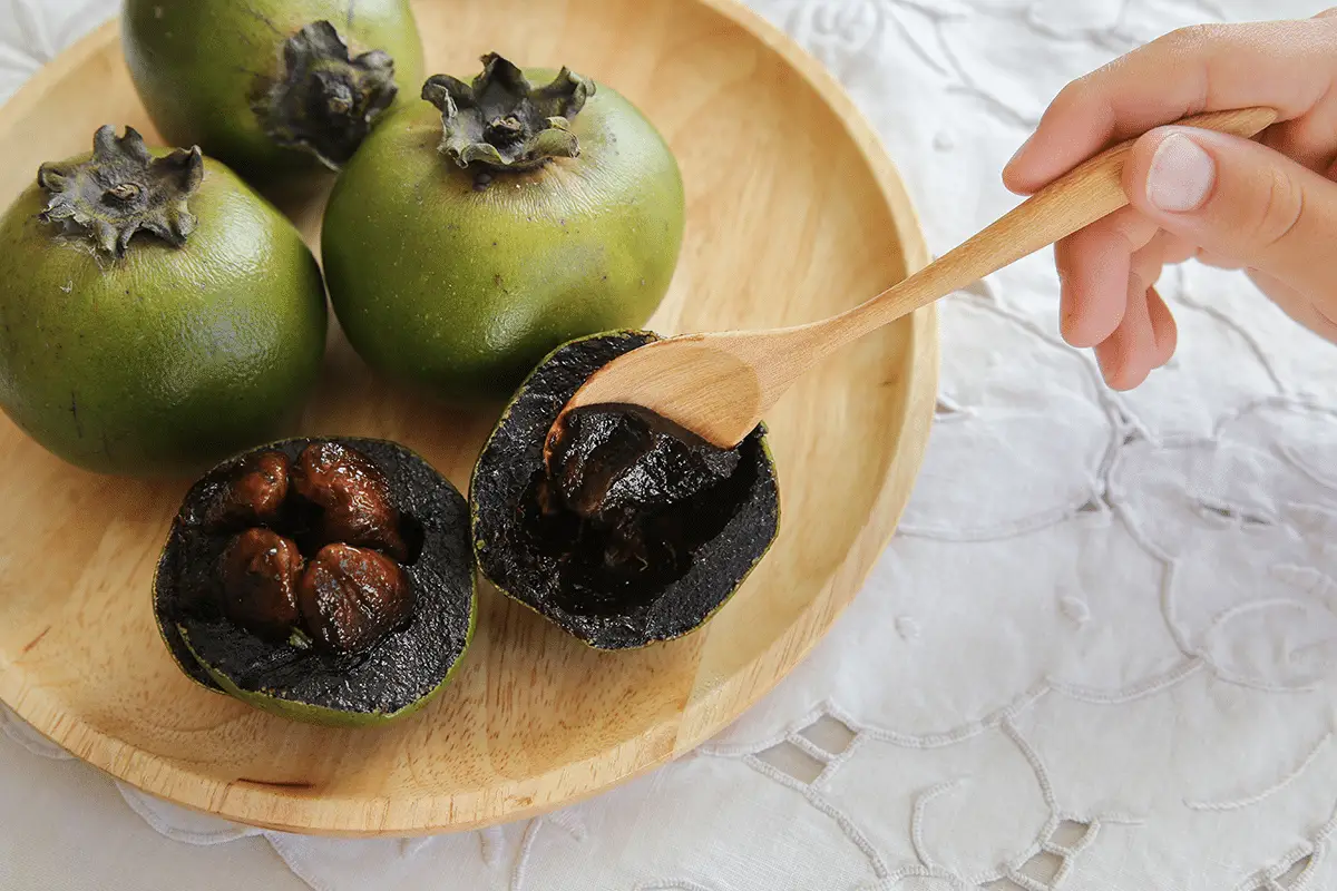 Discover the characteristics and properties of the black sapote