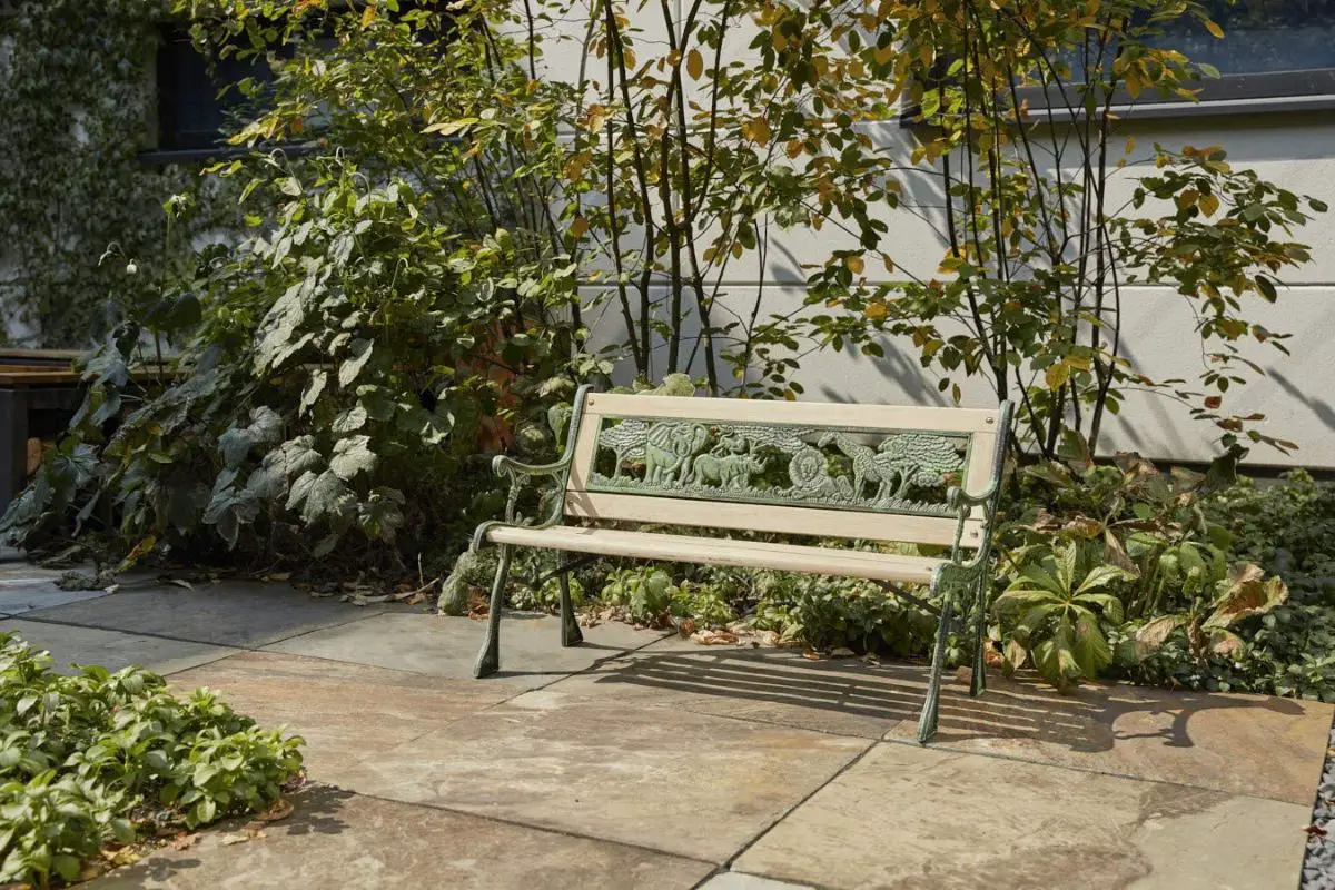 How to buy a garden bench