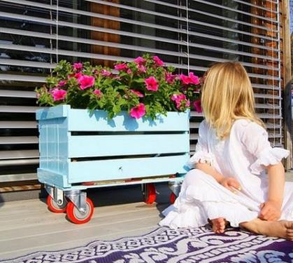 Decorate the garden with recycled wooden crates