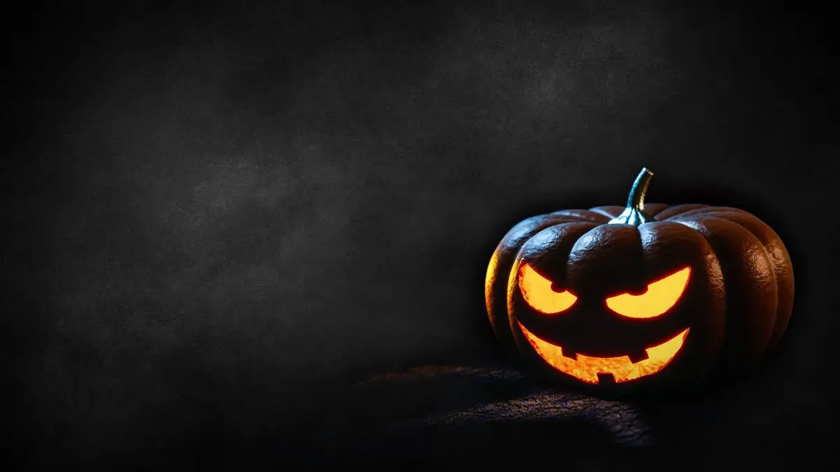 How to carve a Halloween pumpkin