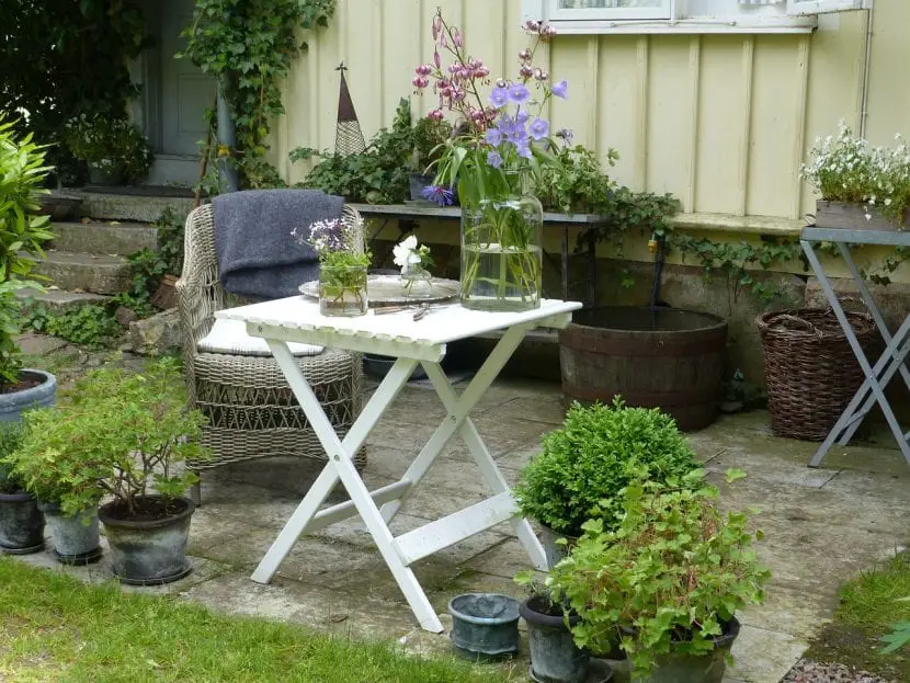 How to decorate a garden table