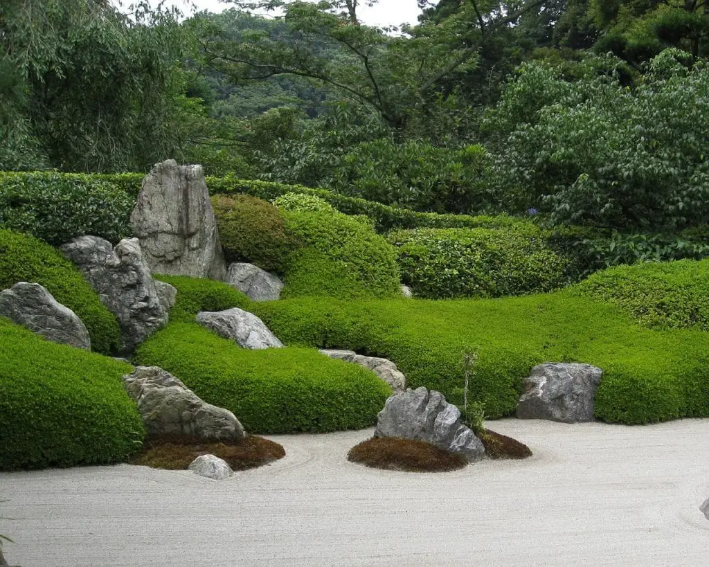 How to decorate a garden with stones