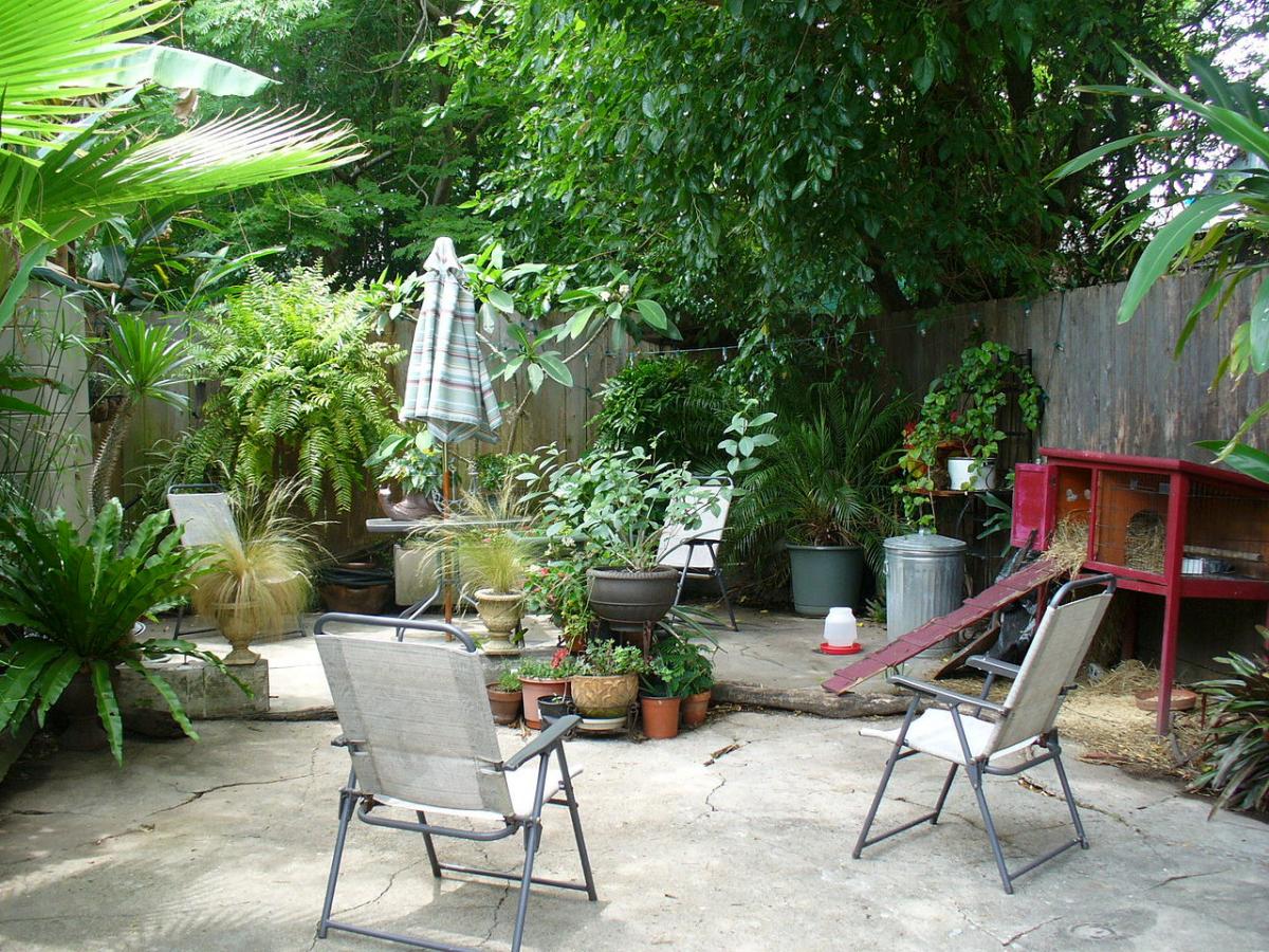 How to decorate small patios with little money?