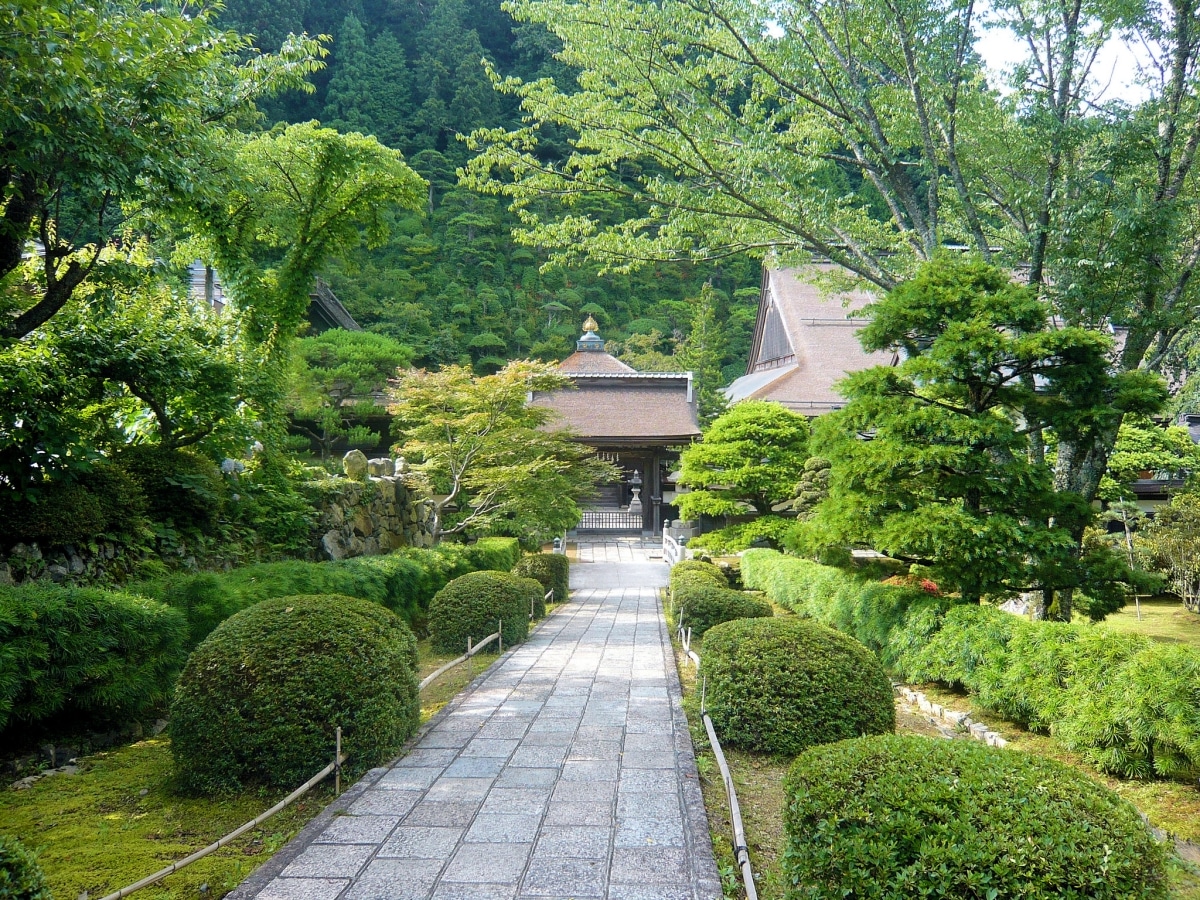 How to design a small Japanese garden?