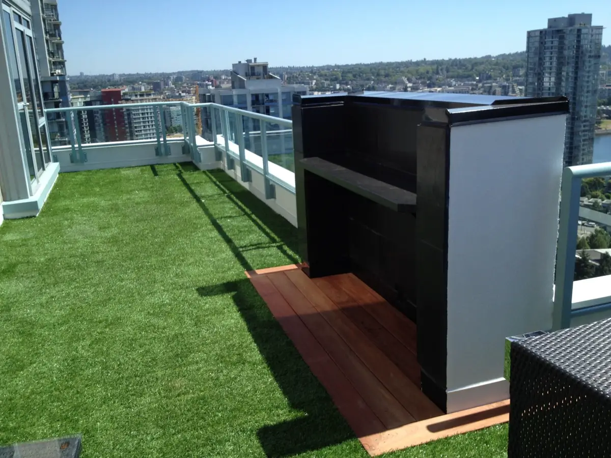 How to lay artificial grass on the balcony?