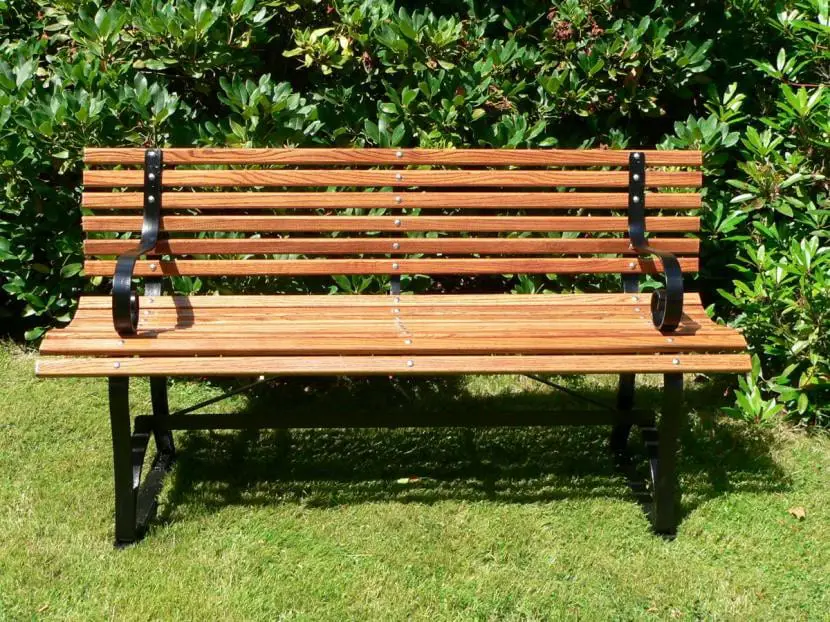 Ideas to decorate with garden benches